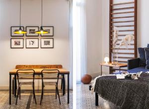 a living room with a table and a couch at Brummell Apartments Eixample Izquierda/Valeris in Barcelona