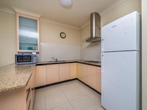 A kitchen or kitchenette at Seafront Unit 60