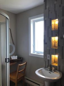 Ett badrum på Suite 1, Flèche du fjord, vue Saguenay, Mont Valin