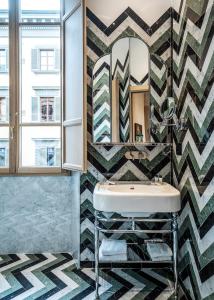 bagno con lavandino e specchio di Hotel Calimala a Firenze