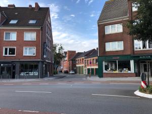 an empty street in a town with buildings at Ferienwohnung Domizil am Delft Emden in Emden
