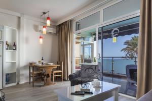 een woonkamer met uitzicht op de oceaan bij Alsol Patricio in Playa del Inglés