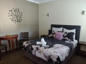 Lilacs Waterfront Villas & Cottages tesisinde bir odada yatak veya yataklar