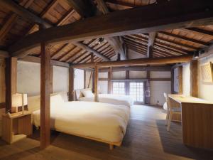 Postel nebo postele na pokoji v ubytování NIPPONIA HOTEL Takehara Saltworks Town