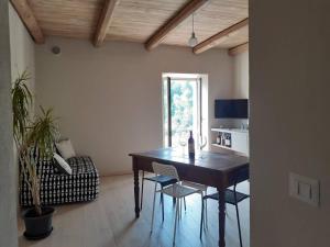 TV a/nebo společenská místnost v ubytování La Casa di Roby-1 appartamento la morra con piscina