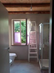 La salle de bains est pourvue d'une échelle, de toilettes et d'une fenêtre. dans l'établissement La Casa di Roby-1 appartamento la morra, à La Morra