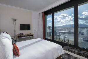Una cama o camas en una habitación de Warwick Geneva 37 fotos más