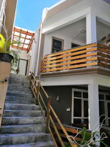 uma escada que leva a uma casa com uma varanda em Residence Les Bambous B&B em Mahébourg