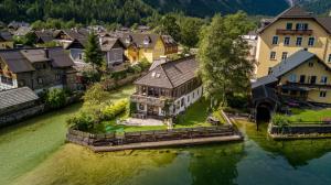 uma vista aérea de uma casa sobre um rio em Loft am See em Hallstatt