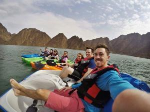 eine Gruppe von Menschen auf einem Boot im Wasser in der Unterkunft Happiness Farm in Hatta