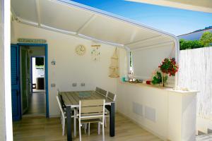 FinaleにあるBeach House, unica e romantica sul mareのダイニングルーム(白い天蓋の下にテーブルと椅子付)