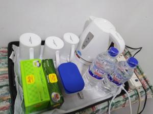 einem Tisch mit Wasserflaschen und einem Mixer in der Unterkunft Asiri HomeStay in Sigiriya