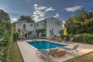 Bazén v ubytování Holiday home Paradise nebo v jeho okolí