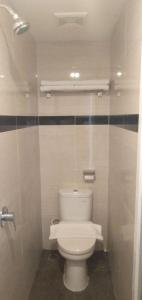 Ένα μπάνιο στο Front One Budget Hotel Slamet Riyadi Solo