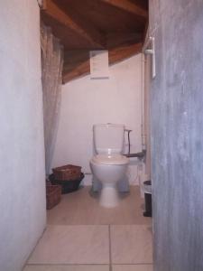 bagno con servizi igienici bianchi in camera di agnës a Limoux