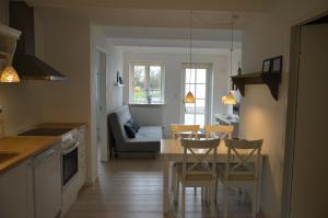een keuken en eetkamer met een tafel en stoelen bij Svendlundgaard Apartments in Herning