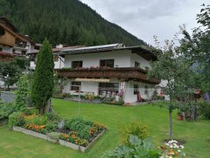 een huis met een tuin ervoor bij Haus Huter in Kaunertal