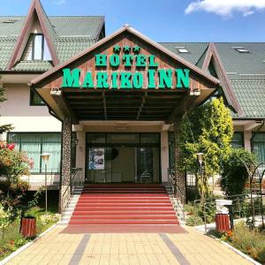 un panneau de marquage d'hôtel à l'avant d'un bâtiment dans l'établissement Hotel Mariko Inn, à Roman