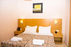 A bed or beds in a room at Marigianna Apartments