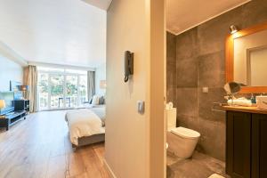 エストリルにあるCascais-Estoril BEACHFRONT Apartmentsのバスルーム(ベッド1台付)、トイレが備わります。