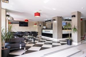 布加勒斯特议会酒店 的大堂铺有黑白格子地板