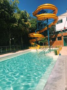 una piscina con un tobogán en un complejo en Águas do Paranoá, en Caldas Novas