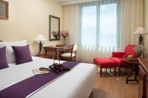 Postel nebo postele na pokoji v ubytování Hai Phong Harbour View Hotel