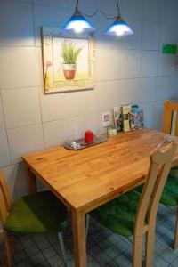 a wooden table with two chairs in a room at Sülfmeister Haus in Lüneburg +41 photos