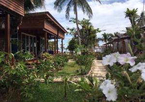 En hage utenfor Mook Montra Resort Sea Front
