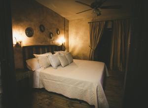 A bed or beds in a room at Hotel Rural La Guaja