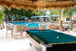 uma mesa de bilhar em frente a uma piscina em El Nido Resorts Miniloc Island em El Nido