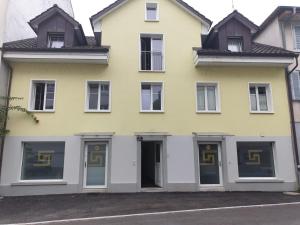 阿爾邦的住宿－Grosses Apartement 2 Schlafzimmer am Bodensee，黄色和白色的房屋,设有窗户