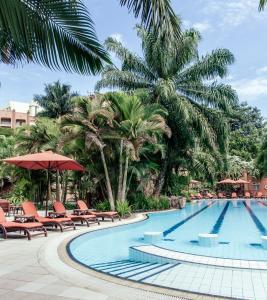 בריכת השחייה שנמצאת ב-Kampala Serena Hotel או באזור