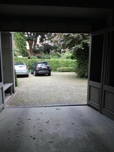drzwi garażowe z samochodami zaparkowanymi na parkingu w obiekcie Holiday Home Huis Dujardin 3 w Antwerpii