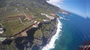 una vista aérea de la costa con el océano en El Susurro Ecoliving VILLA GUINCHO, en San Juan de la Rambla