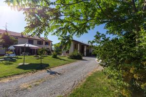 A garden outside Agriturismo Ca' di Mazza
