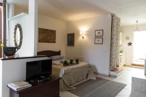 A television and/or entertainment centre at Agriturismo Ca' di Mazza