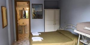 Postel nebo postele na pokoji v ubytování Villaggio "Camping Pompei" Bungalow