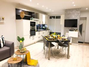 a kitchen and living room with a table and chairs at Ferienwohnung Domizil am Delft Emden in Emden