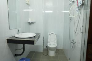 ein Bad mit einem Waschbecken, einem WC und einer Dusche in der Unterkunft Mondulkiri Holiday homestay in Sen Monorom