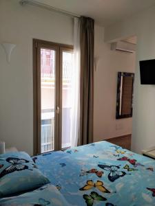 ヴェーリエにあるCasa Vacanza Salentoのベッドルーム1室(青い掛け布団付きのベッド1台付)