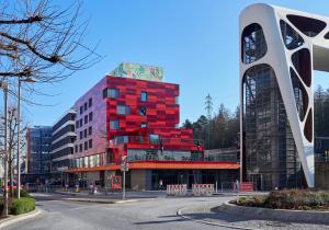 czerwony budynek na ulicy przed budynkiem w obiekcie Youth Hostel Esch/Alzette w mieście Esch-sur-Alzette