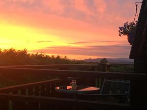 eine Badewanne auf einem Zaun mit Sonnenuntergang in der Unterkunft Carrowkeel Cabin in Sligo