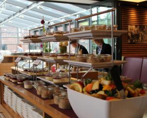 een buffet lijn met een hoop eten te zien bij Heiner's Parkhotel in Gelsenkirchen