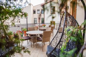 d'une terrasse avec des tables et des chaises sur un balcon. dans l'établissement Hotel Hubertus Rzeszów, à Rzeszów