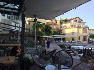 - un patio avec des chaises, des tables et des bâtiments dans l'établissement Amfora, à Opatija