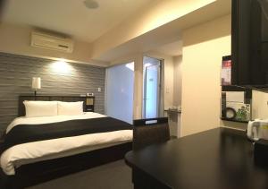 
Tempat tidur dalam kamar di APA Hotel Okachimachi Eki-Kita S
