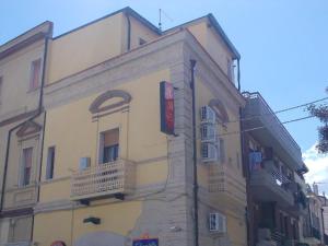 ein gelbes Gebäude mit einem Balkon an der Seite in der Unterkunft Bed and Breakfast Teresa Masselli in San Severo