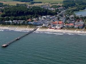 eine Luftansicht auf einen Strand mit einer Stadt in der Unterkunft 3-Raum-Ferienwohnung-in-Zirkow (Nähe Binz) in Zirkow