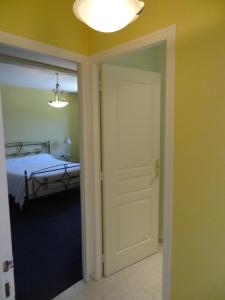 Una puerta que conduce a un dormitorio con cama en LA FERME DE ROUFFIGNAC, en Blanzac